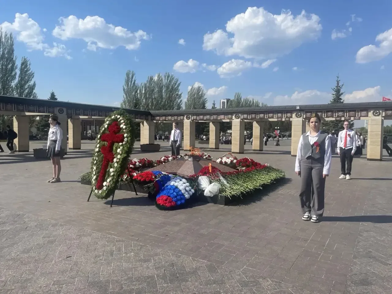 🎖️ В преддверии Дня Победы в Парке Победы Казани у Вечного огня ученики 10-х классов нашей школы зас