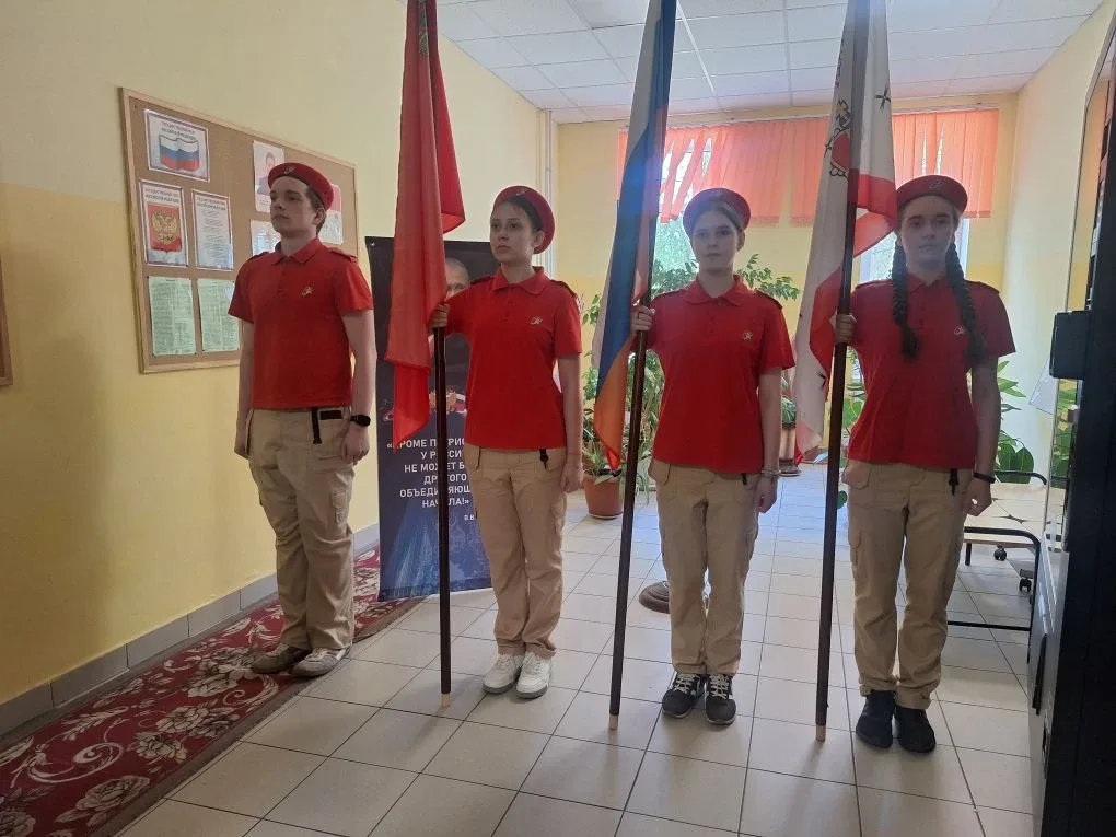 Сегодня по традиции утро началось с линейки: юнармейцы внесли флаги, а затем все присутствующие испо