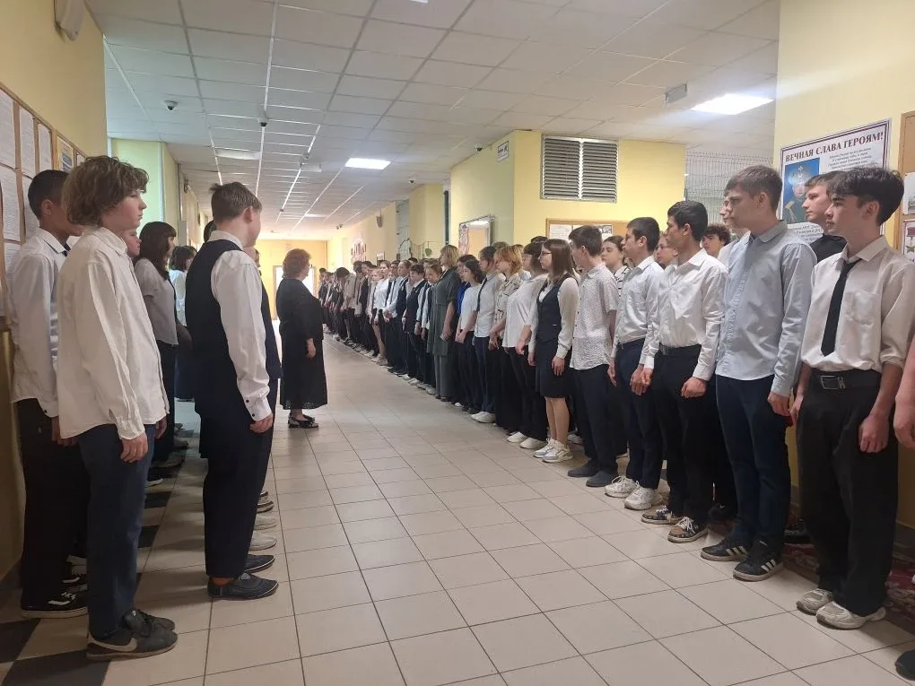 Сегодня по традиции утро началось с линейки: юнармейцы внесли флаги, а затем все присутствующие испо