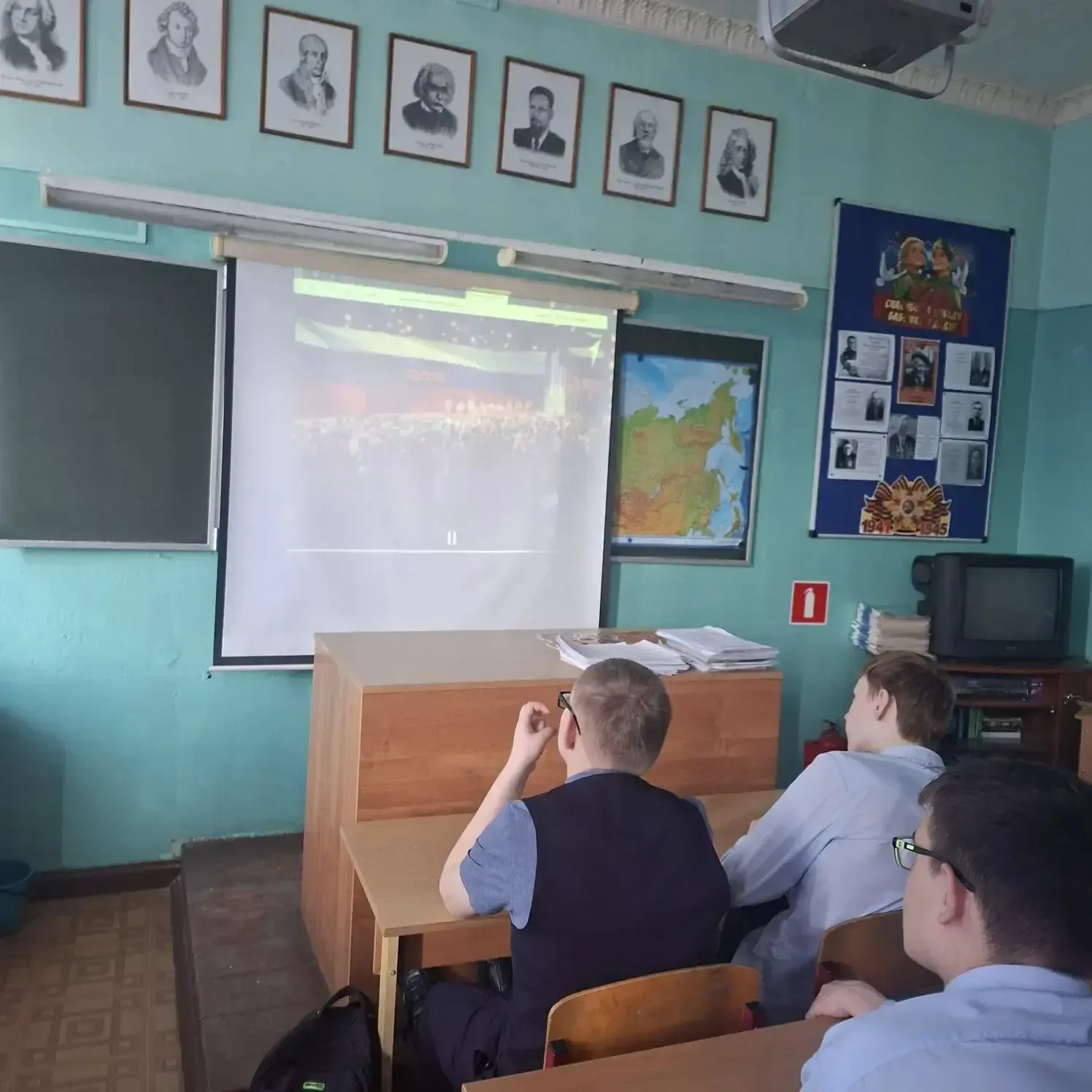 Сегодня по традиции утро началось с линейки: юнармейцы внесли флаги, а затем все присутствующие испо