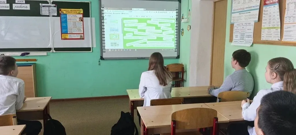 Сегодня по традиции утро началось с линейки: юнармейцы внесли флаги, а затем все присутствующие испо