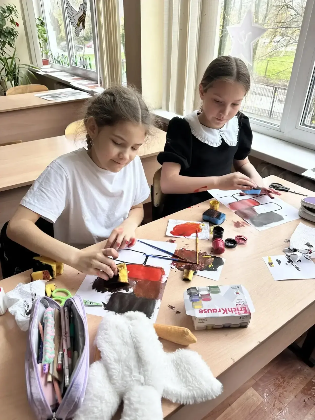 В нашей школе состоялось важное и трогательное событие: ученики 3 «Д» класса на уроке изобразительно