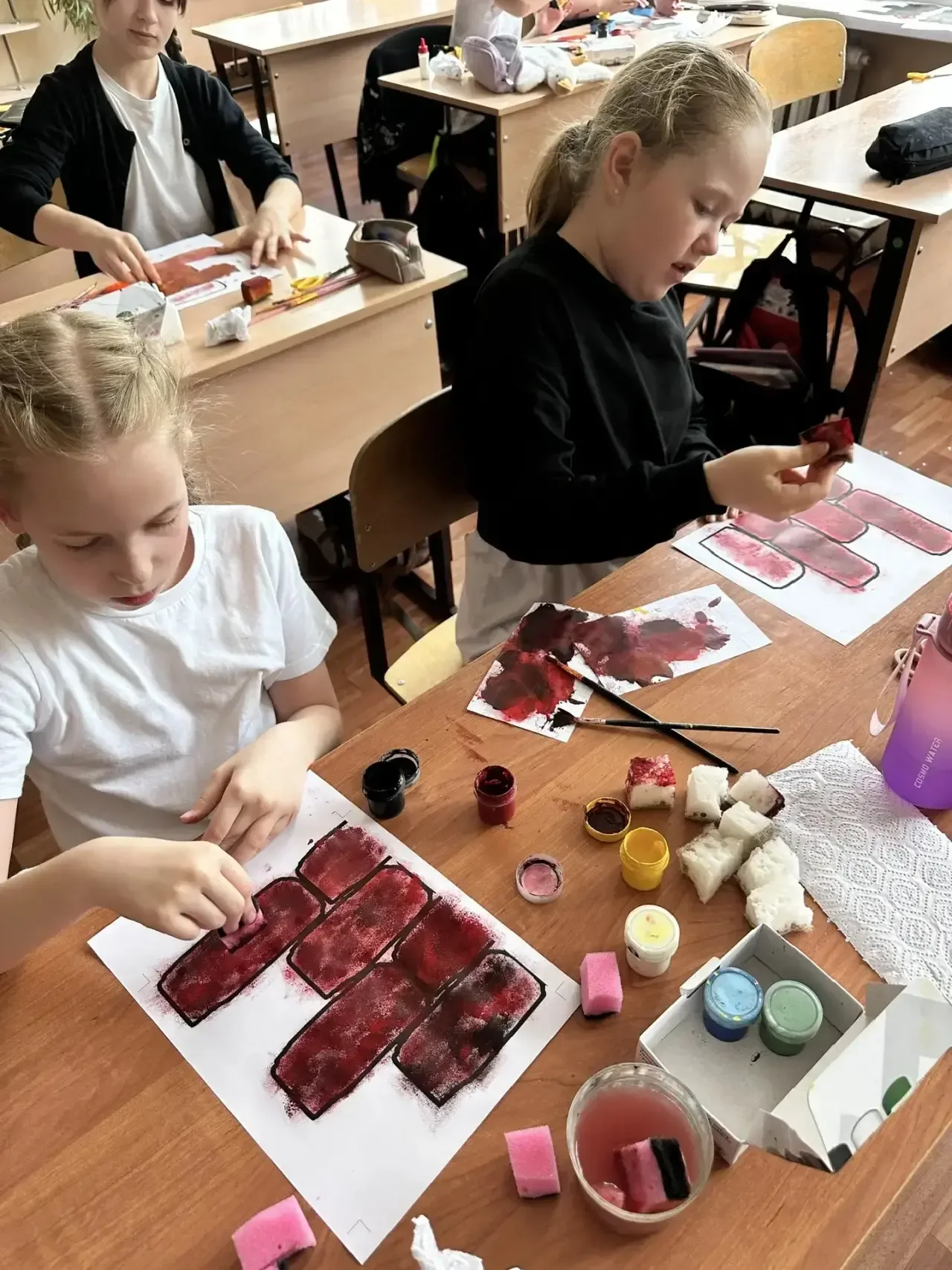 В нашей школе состоялось важное и трогательное событие: ученики 3 «Д» класса на уроке изобразительно