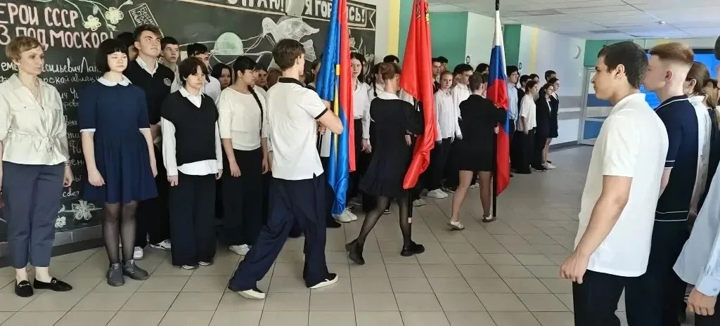 🇷🇺 Новая неделя в школе №18 началась с главного!  Торжественная линейка, вынос флага Российской Феде
