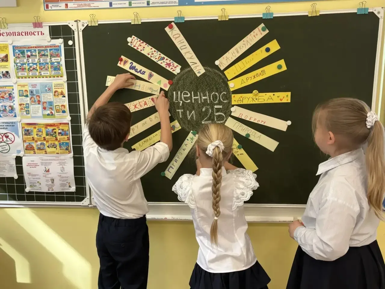 🇷🇺 Новая неделя в школе №18 началась с главного!  Торжественная линейка, вынос флага Российской Феде