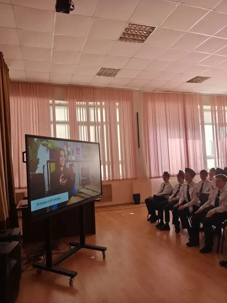 🇷🇺 Новая неделя в школе №18 началась с главного!  Торжественная линейка, вынос флага Российской Феде