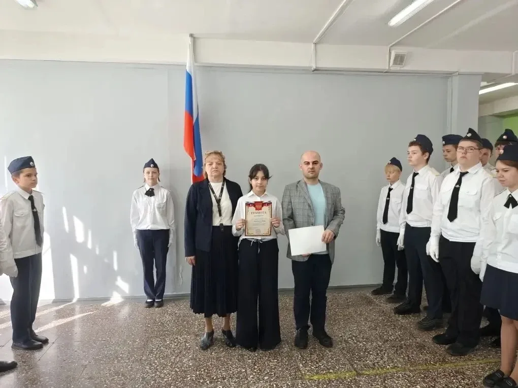 🇷🇺 Новая неделя в школе №18 началась с главного!  Торжественная линейка, вынос флага Российской Феде