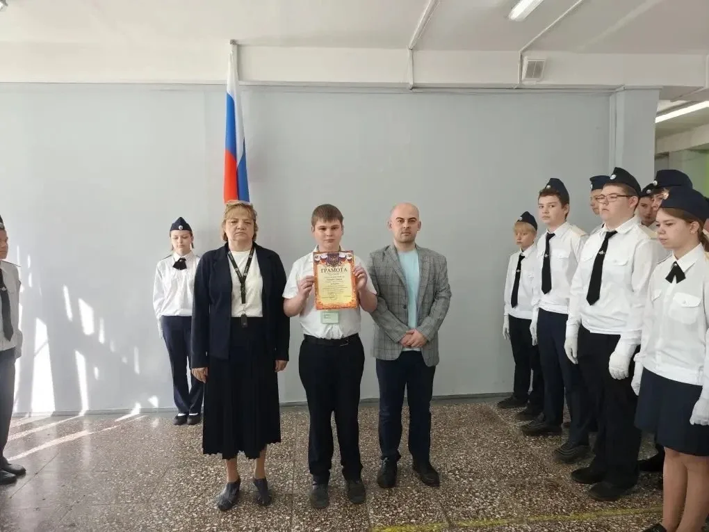🇷🇺 Новая неделя в школе №18 началась с главного!  Торжественная линейка, вынос флага Российской Феде