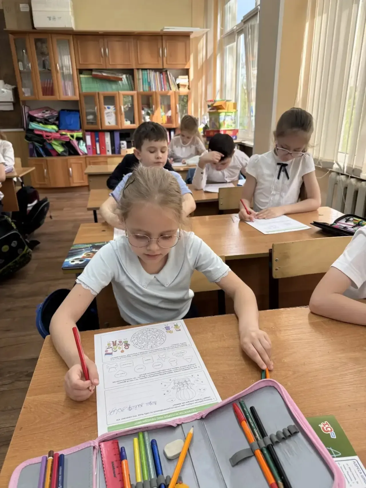 🇷🇺 Новая неделя в школе №18 началась с главного!  Торжественная линейка, вынос флага Российской Феде
