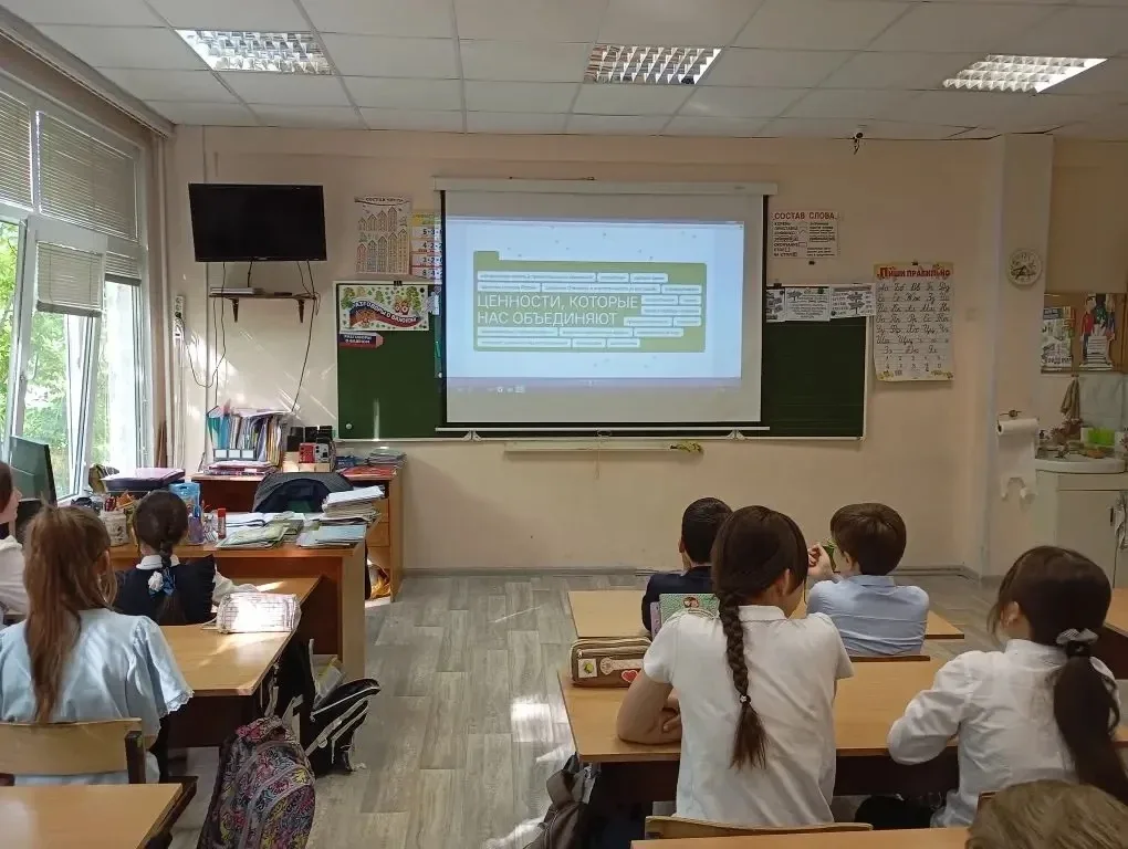 🇷🇺 Новая неделя в школе №18 началась с главного!  Торжественная линейка, вынос флага Российской Феде