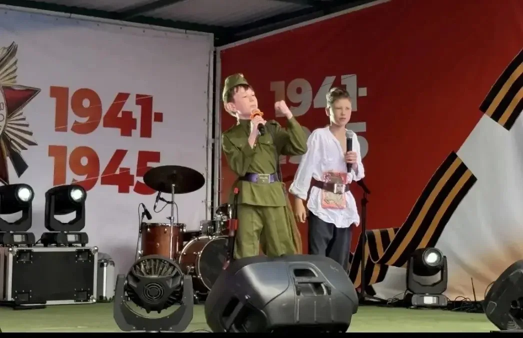 🎭Школьный театр на празднике Победы!  Школьный театр "Чародеи" и его руководитель Елена Викторовна К