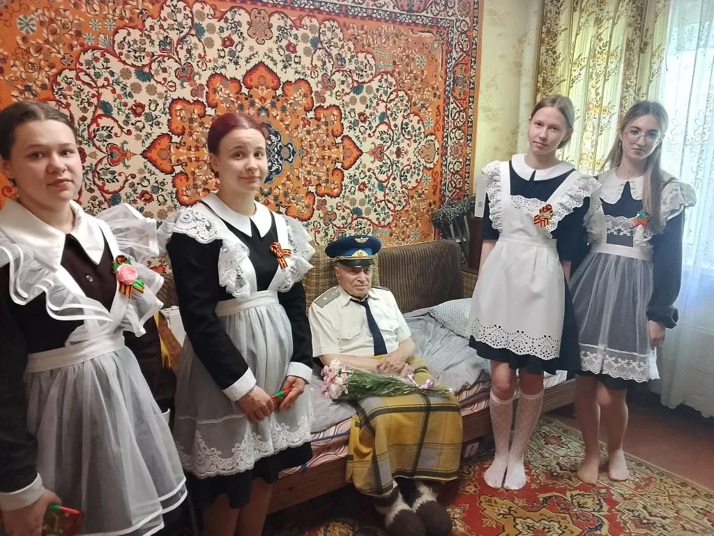 «Спасибо за Победу!» 🌷  Сегодня ученицы нашего лицея отправились в гости к Василию Петровичу Чуприку