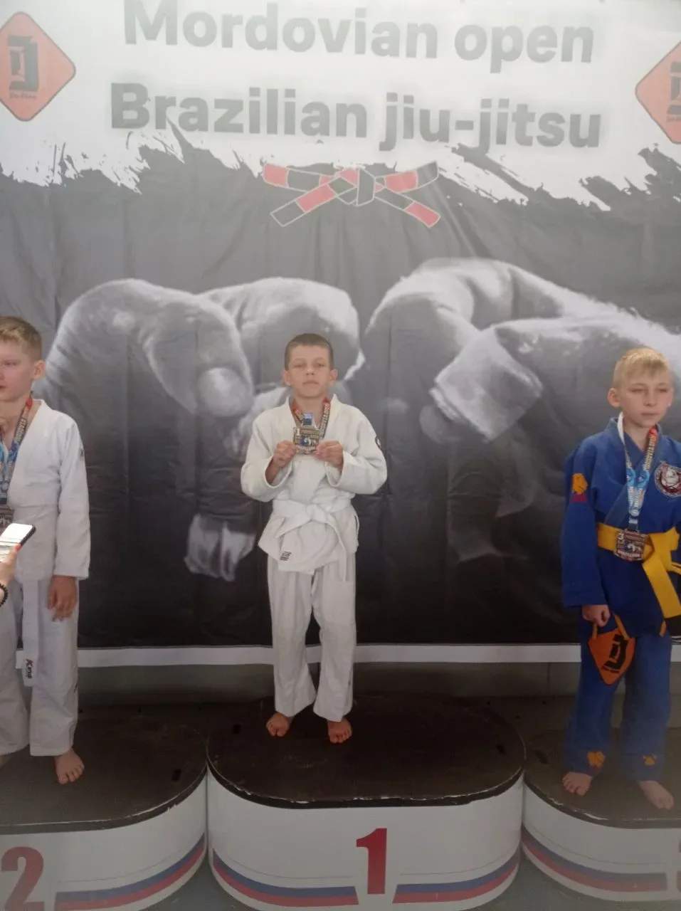 Золото в копилку достижений! 🥇🔥  Поздравляем Арикова А., ученика 2Б класса, с блестящим выступлением