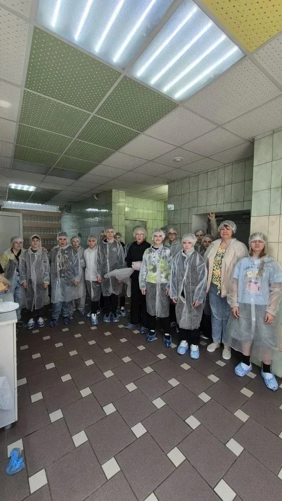 Сладкий день: идем на производство! 🍋🥤  Сегодня 6Б класс отправился на необычную экскурсию — они поб