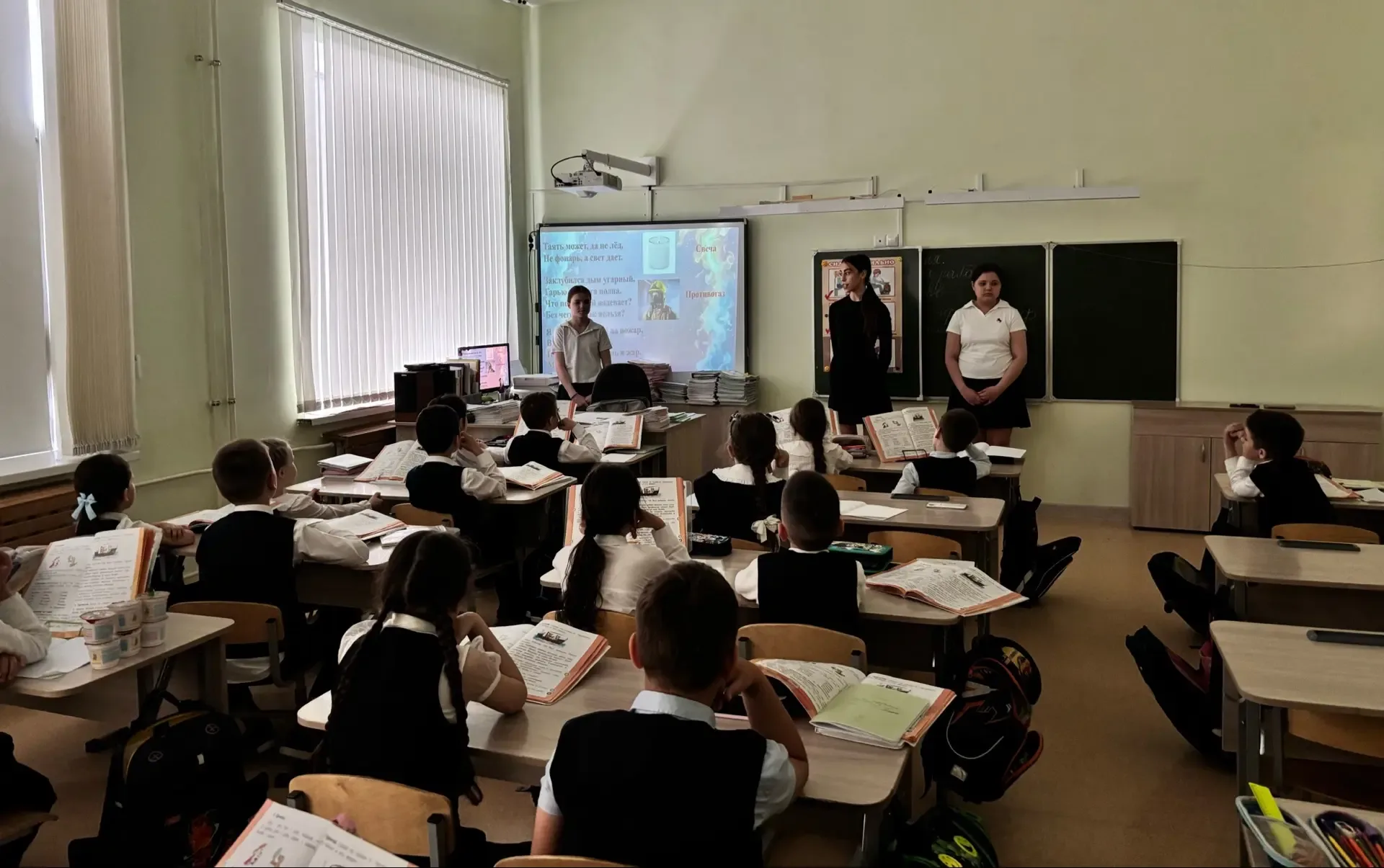 Для учеников 1-х и 2-х классов в рамках месячника по пожарной безопасности прошла важная 10-минутка.