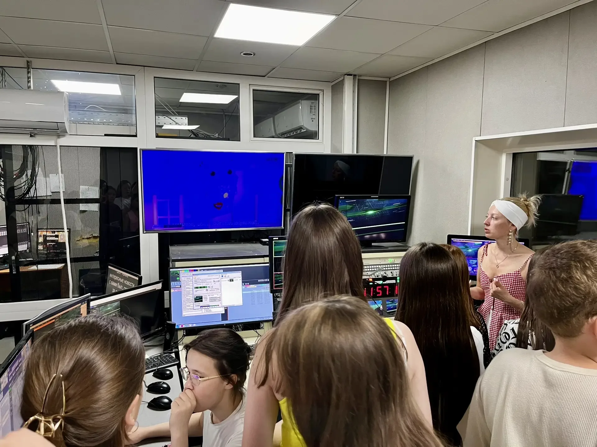 🖼️Знаете, что объединяет старинную картину, древнюю амфору и... пульт телевизионного режиссёра? 📡 Вс