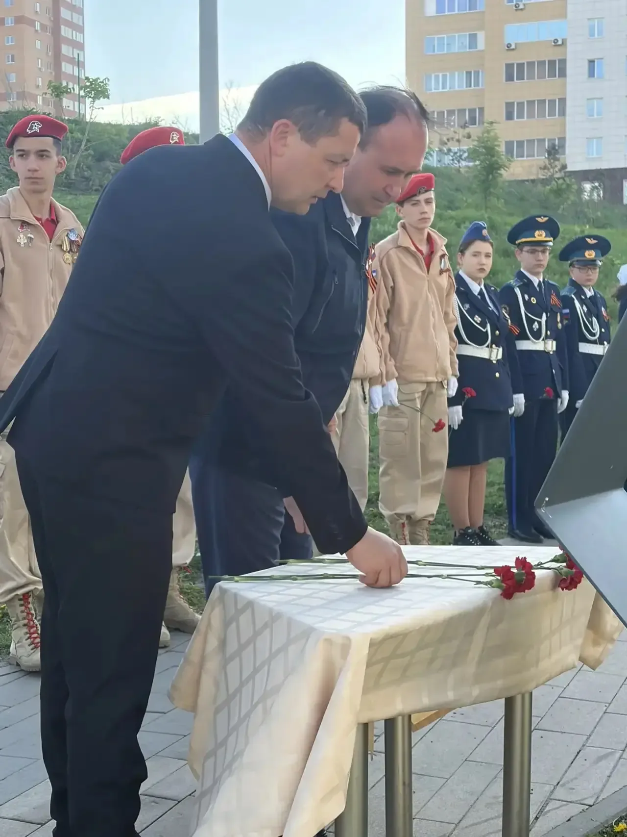 9 мая, в День Великой Победы, учащиеся-кадеты нашей школы провели торжественную церемонию возложения