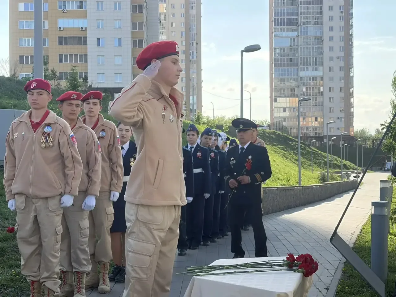 9 мая, в День Великой Победы, учащиеся-кадеты нашей школы провели торжественную церемонию возложения