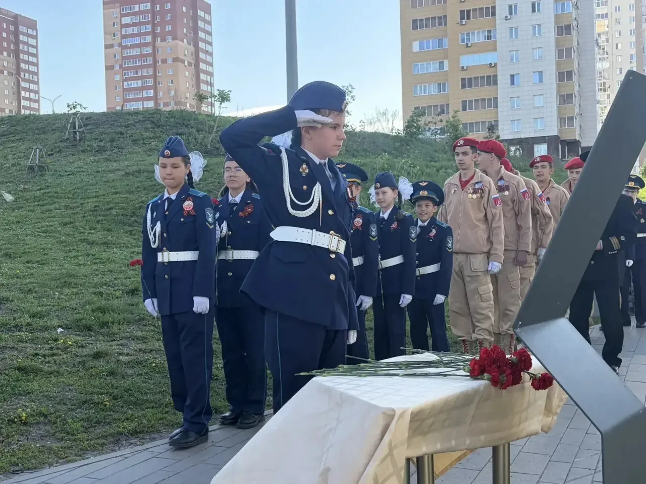 9 мая, в День Великой Победы, учащиеся-кадеты нашей школы провели торжественную церемонию возложения