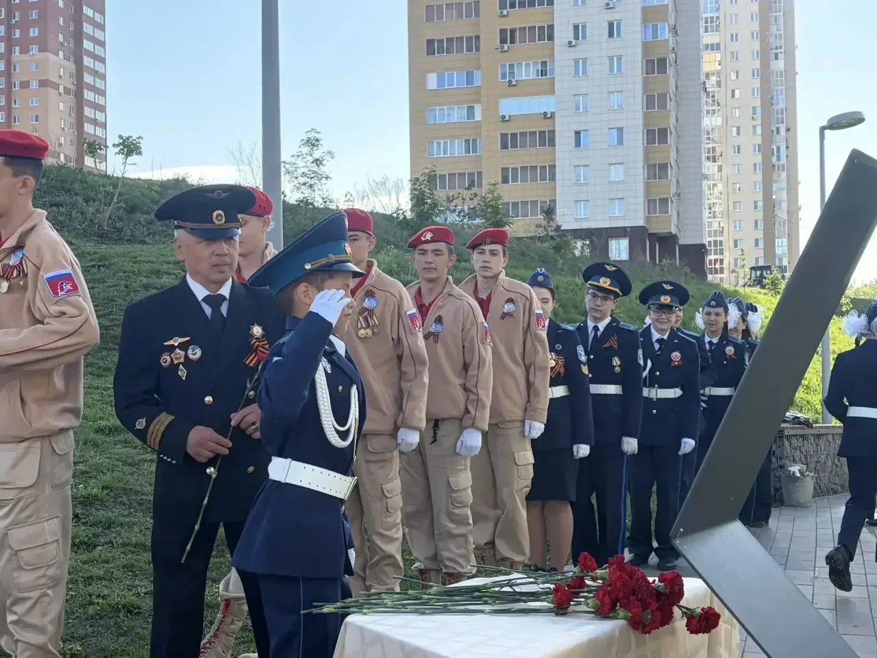 9 мая, в День Великой Победы, учащиеся-кадеты нашей школы провели торжественную церемонию возложения