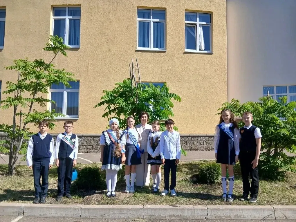🎓 Выпускной 4 класса - новый этап в жизни!  Вот и настал этот волнительный день — выпускной начально
