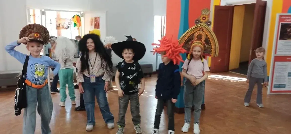 🎭Учащиеся 1б класса побывали в Кукольном театре и посмотрели замечательный спектакль "Волшебник стра