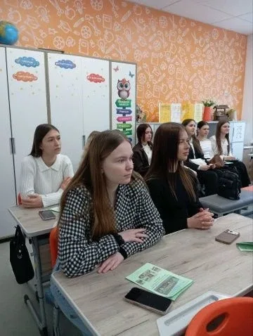 В 4Г классе прошел открытый урок математики для студентов педагогического факультета. С помощью иску