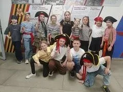 Сегодня наш лицей превратился в настоящий корабль с командой отважных пиратов! Ребята облачились в к