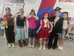 Сегодня наш лицей превратился в настоящий корабль с командой отважных пиратов! Ребята облачились в к