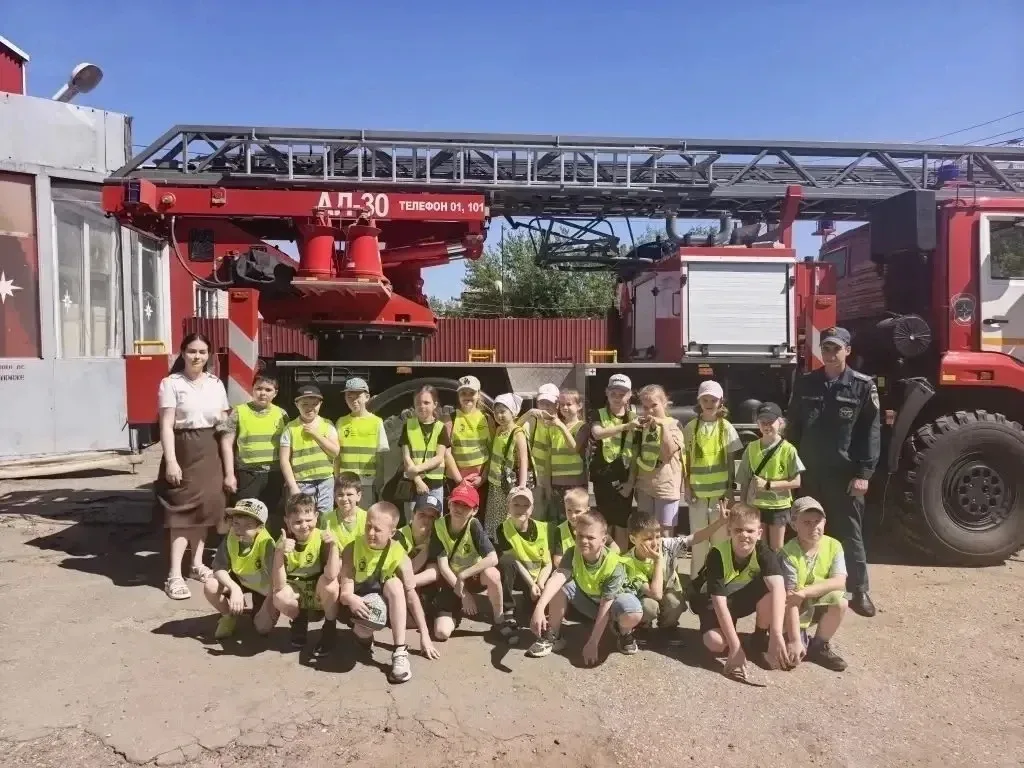 🚒 2Б в гостях у огнеборцев!  📚 Узнали о борьбе с огнем ⏱️ Поразились скорости выезда  🚒 Залезли в на