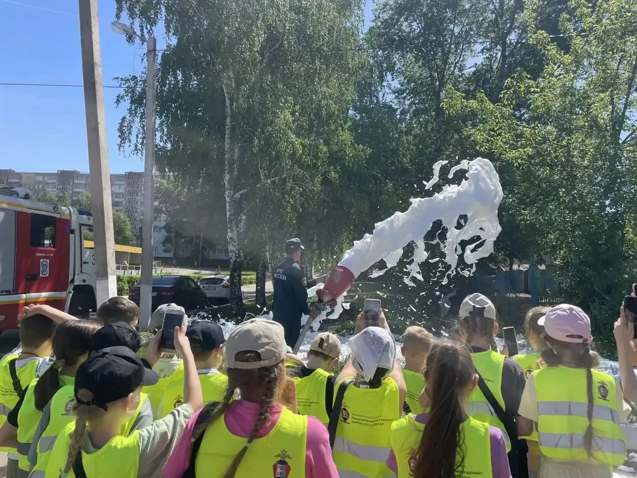 🚒 2Б в гостях у огнеборцев!  📚 Узнали о борьбе с огнем ⏱️ Поразились скорости выезда  🚒 Залезли в на