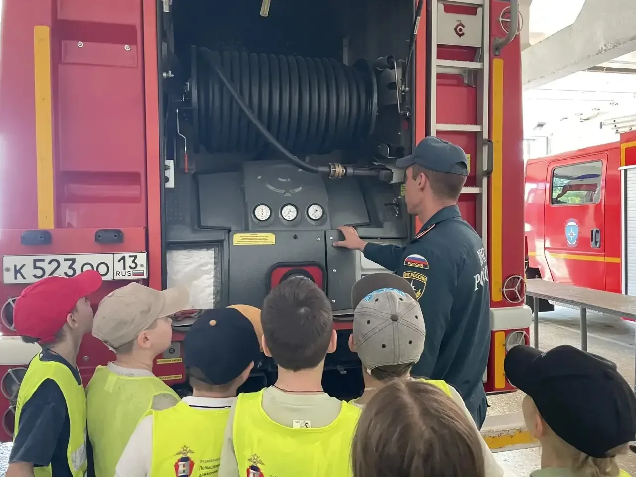 🚒 2Б в гостях у огнеборцев!  📚 Узнали о борьбе с огнем ⏱️ Поразились скорости выезда  🚒 Залезли в на