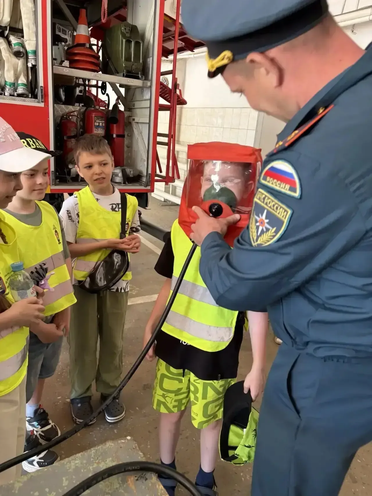 🚒 2Б в гостях у огнеборцев!  📚 Узнали о борьбе с огнем ⏱️ Поразились скорости выезда  🚒 Залезли в на