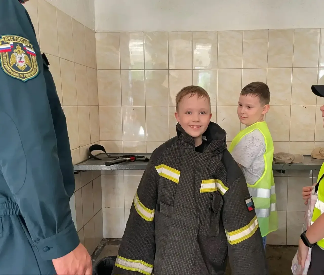 🚒 2Б в гостях у огнеборцев!  📚 Узнали о борьбе с огнем ⏱️ Поразились скорости выезда  🚒 Залезли в на