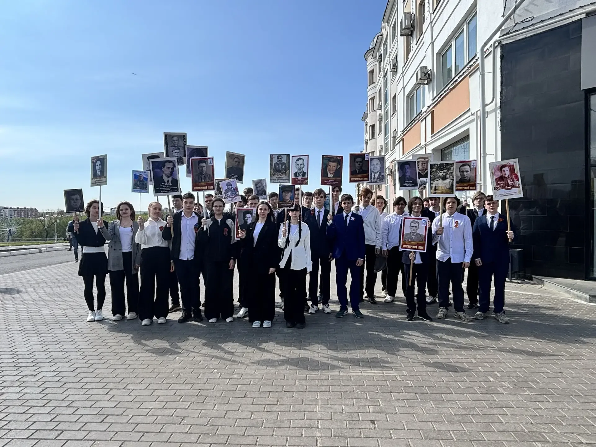 🕊️ В строю Бессмертного полка  📸 С портретами своих прадедов, ветеранов и героев — в едином людском 