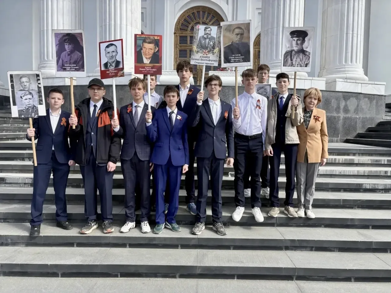 🕊️ В строю Бессмертного полка  📸 С портретами своих прадедов, ветеранов и героев — в едином людском 