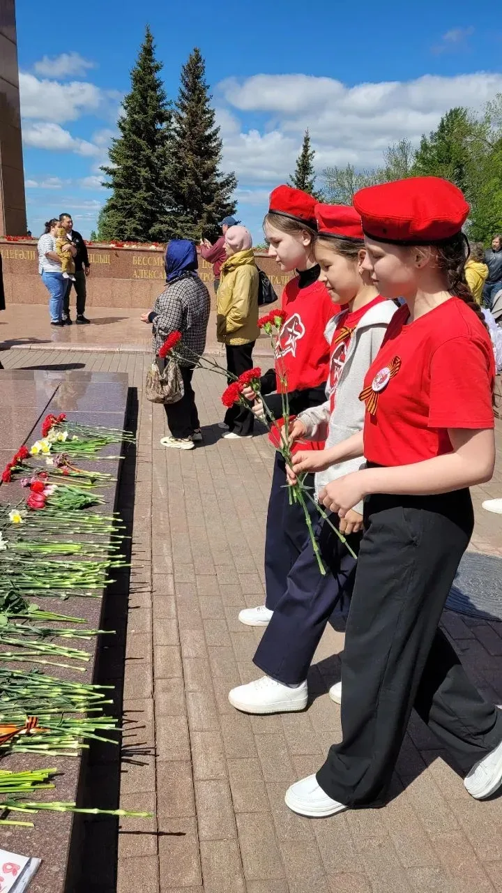 🔥💫9 мая  учащиеся-юнармейцы 6 Б класса  нашей школы под руководством своего классного руководителя С