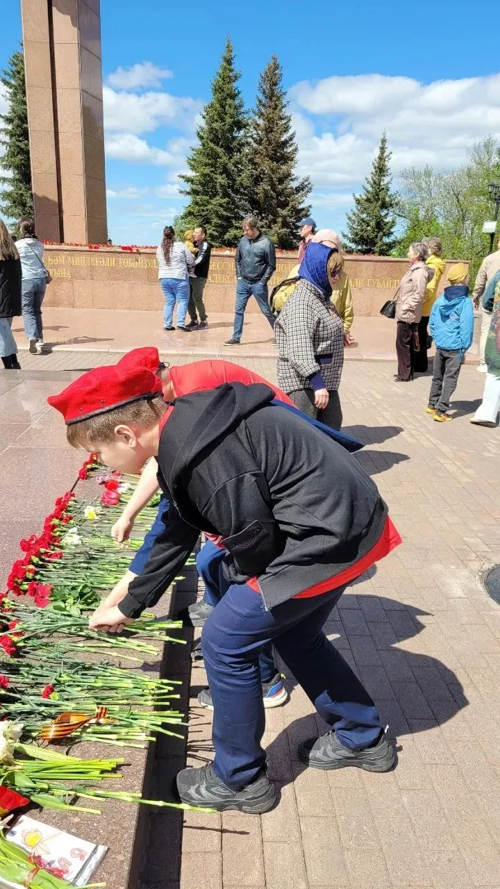🔥💫9 мая  учащиеся-юнармейцы 6 Б класса  нашей школы под руководством своего классного руководителя С