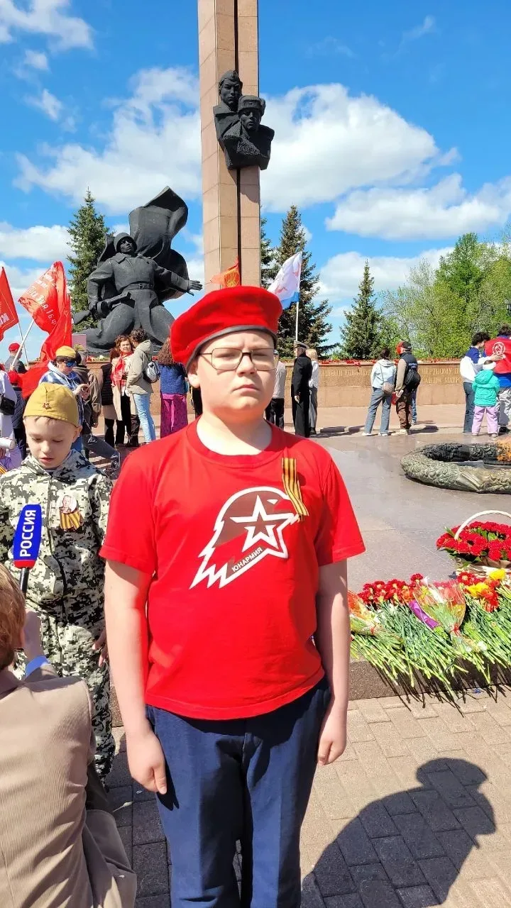 🔥💫9 мая  учащиеся-юнармейцы 6 Б класса  нашей школы под руководством своего классного руководителя С