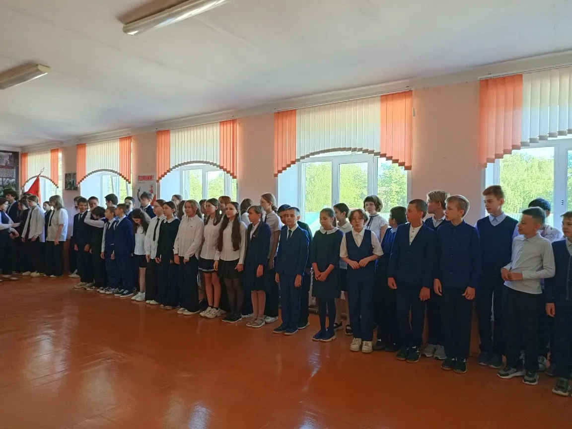 ✨18 мая новая учебная неделя в МАОУ Школе №98 им. Н.Ф.Обухова традиционно началась с выноса государс
