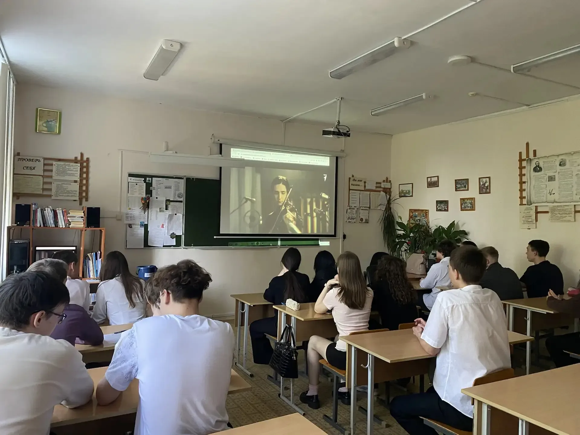 ✨18 мая новая учебная неделя в МАОУ Школе №98 им. Н.Ф.Обухова традиционно началась с выноса государс