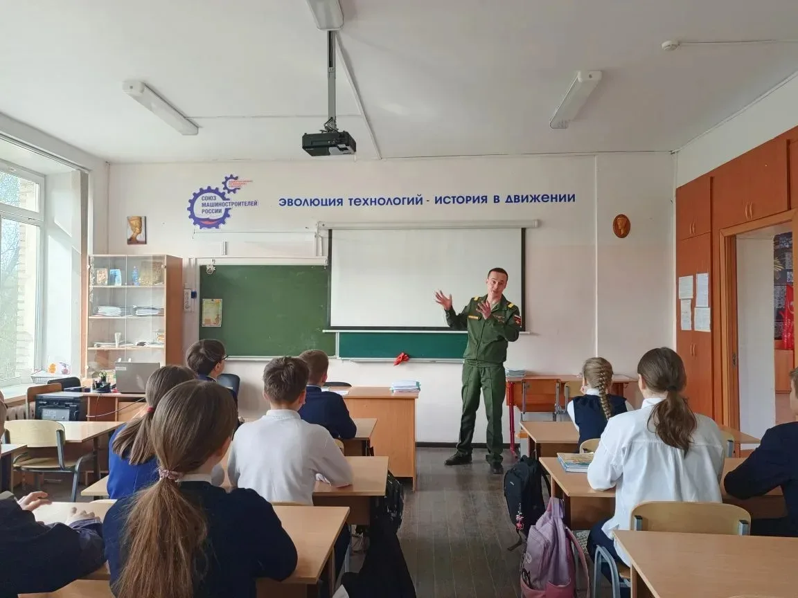 🇷🇺 Живая история. Живой пример.  В преддверии 9 мая — Дня Великой Победы — наша школа распахнула две