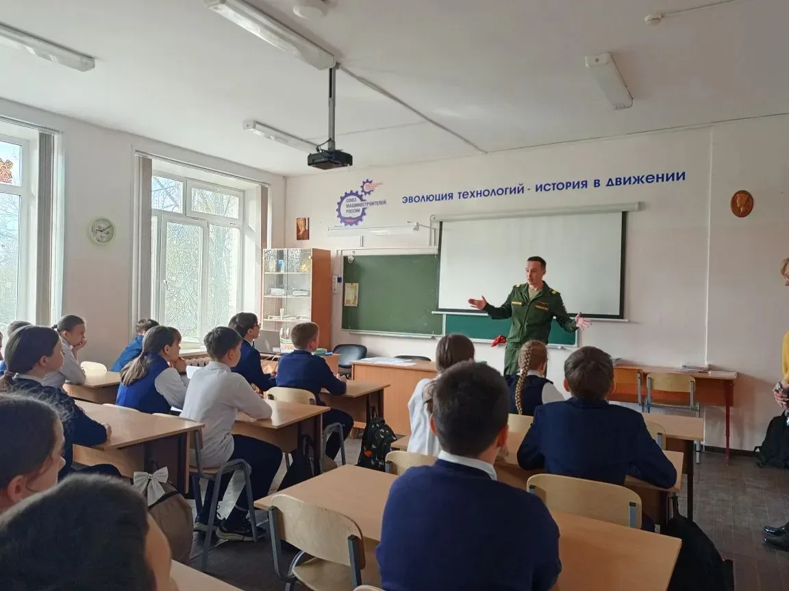 🇷🇺 Живая история. Живой пример.  В преддверии 9 мая — Дня Великой Победы — наша школа распахнула две