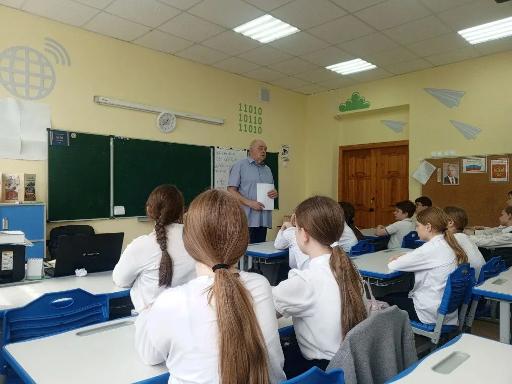 📢 В гостях у 6 «В»: встреча с командиром народной дружины  Сегодня в нашем 6 «В» классе прошла очень
