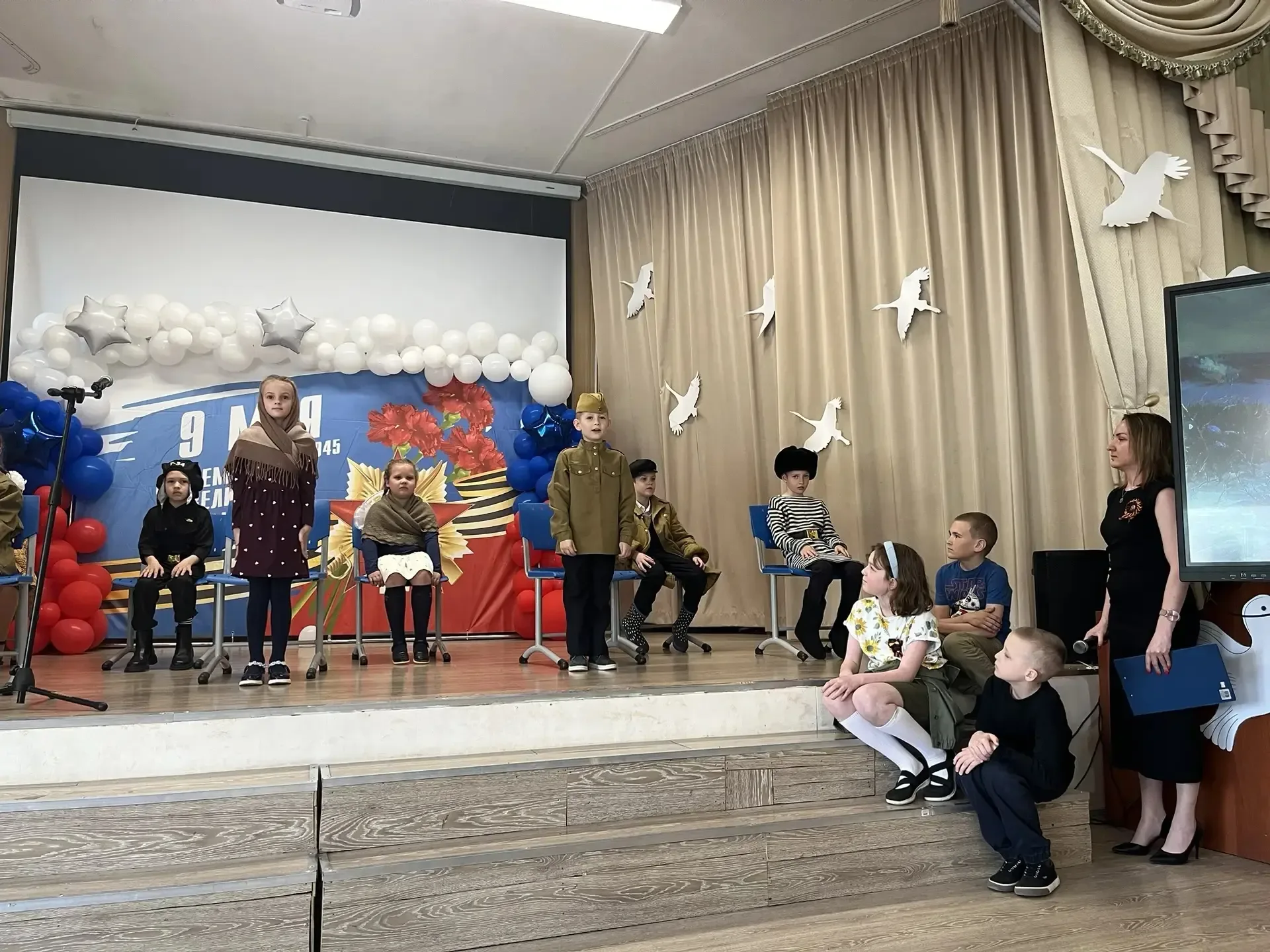 Сегодня в нашей школе прошёл торжественный праздничный концерт, посвящённый Дню Великой Победы. 🎖️  