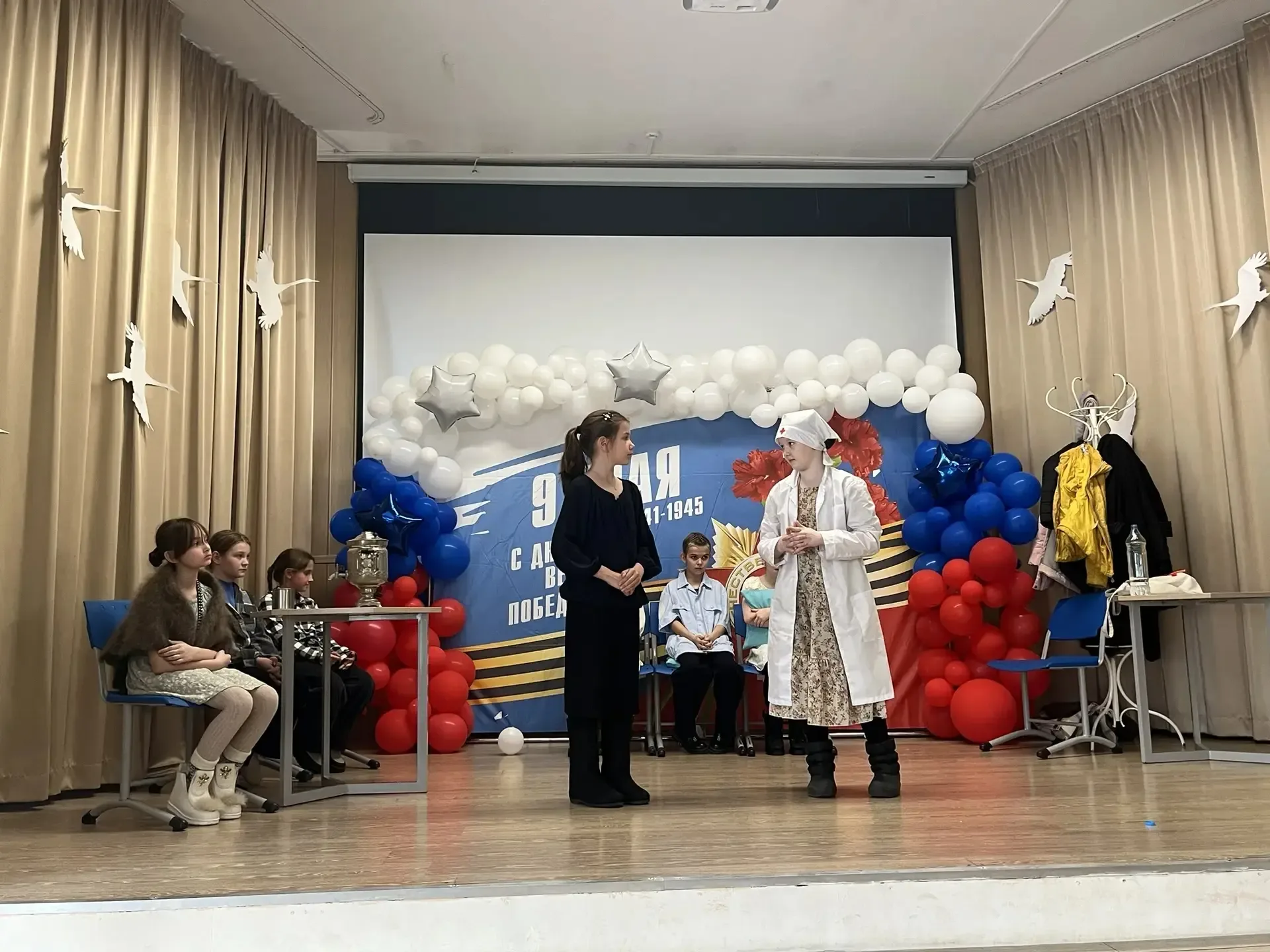 Сегодня в нашей школе прошёл торжественный праздничный концерт, посвящённый Дню Великой Победы. 🎖️  