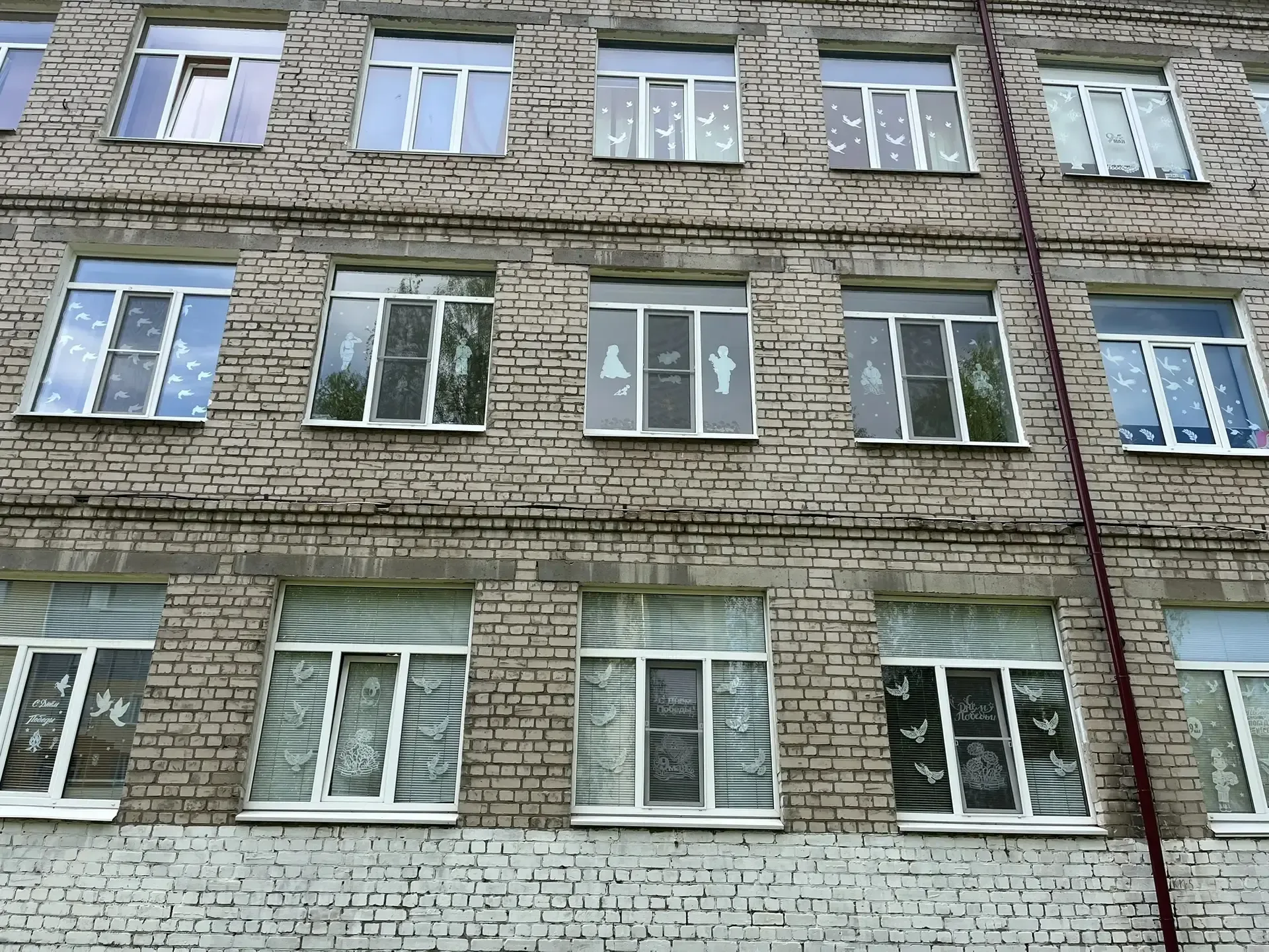🪟 «Окна Победы» в нашей школе!  В этом году наша школа снова присоединилась к ежегодной патриотическ