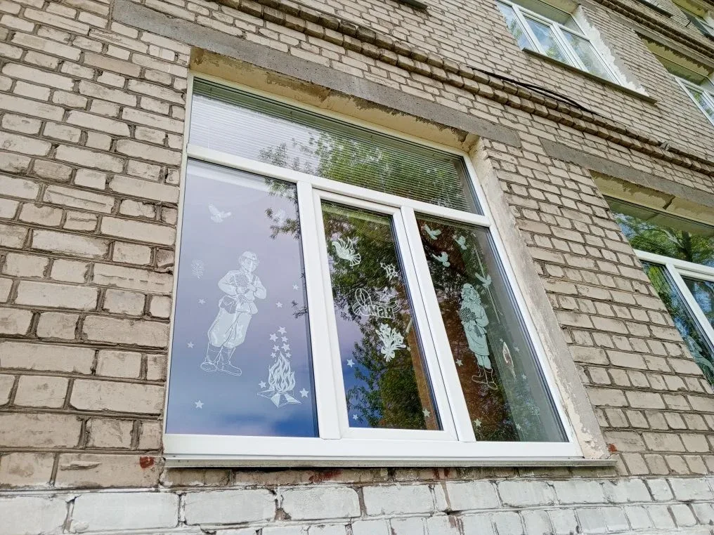🪟 «Окна Победы» в нашей школе!  В этом году наша школа снова присоединилась к ежегодной патриотическ