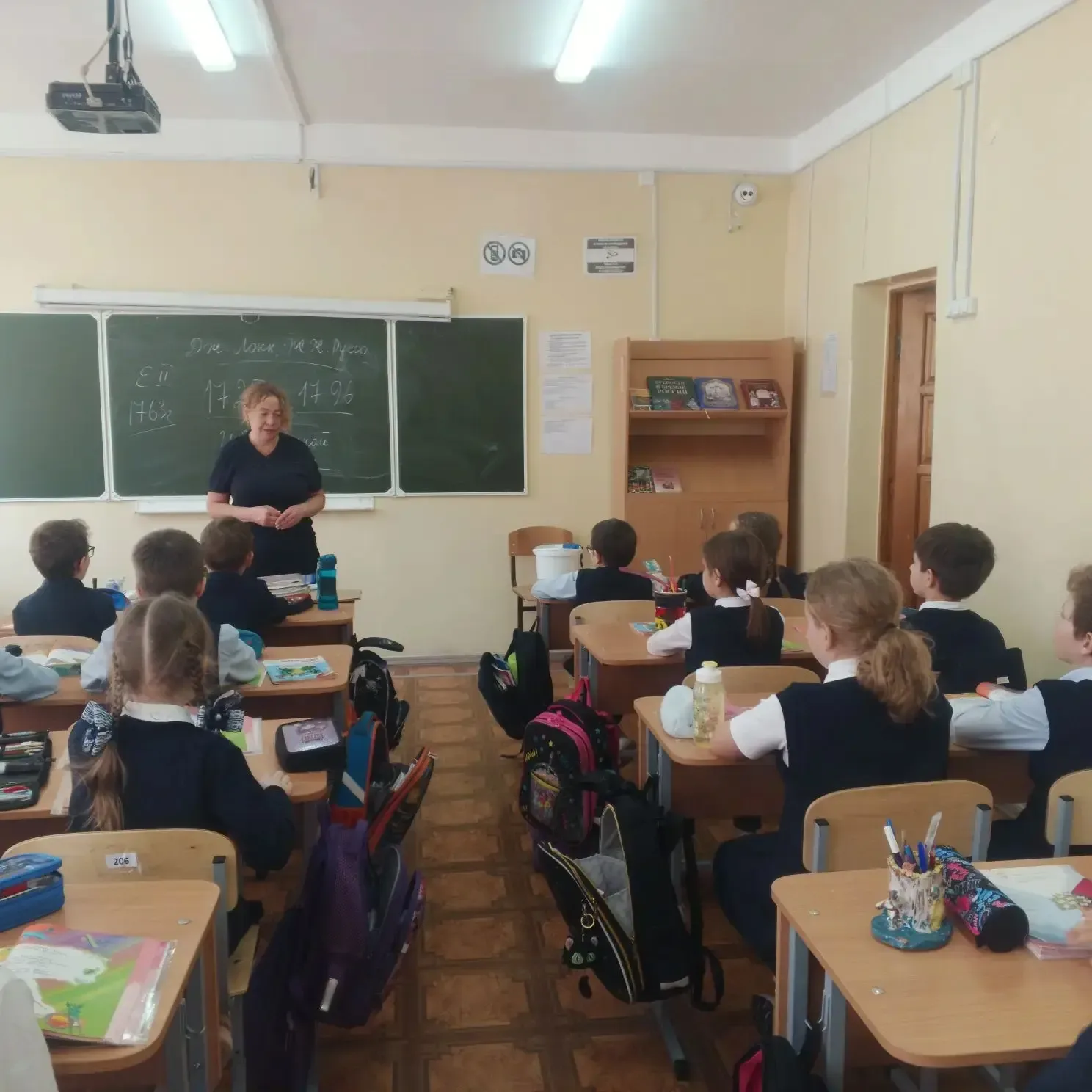 В МАОУ "Физико-математический лицей 93" в предверии майских праздников прошла информационно - пропаг