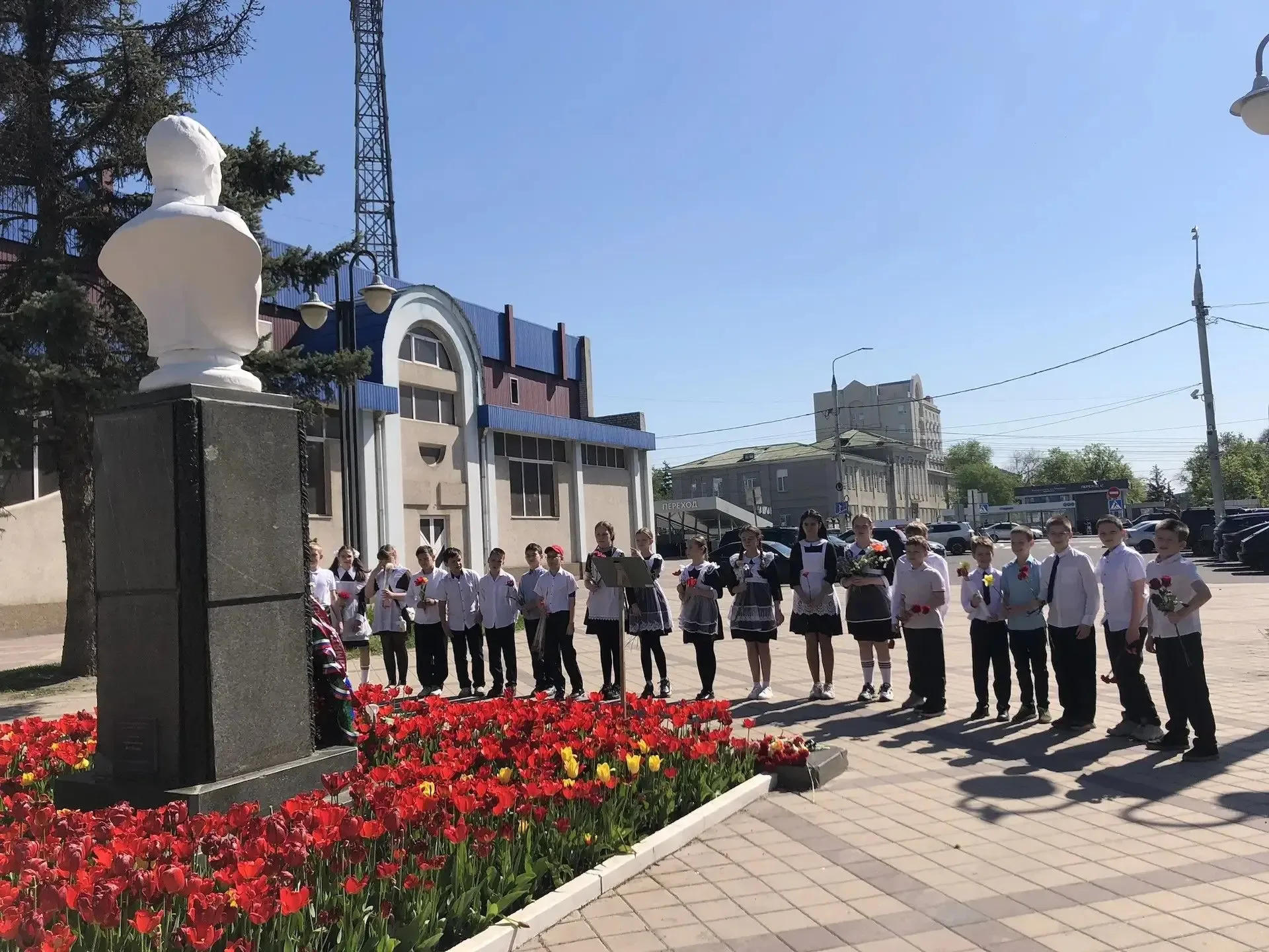 Учащиеся 4 «Г» класса накануне празднования Дня Победы возложили цветы к памятнику генерал-майора М.